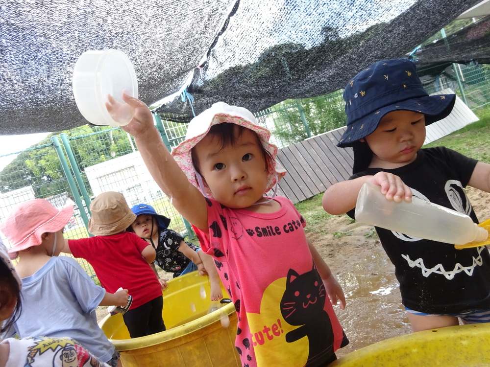 泥んこ遊びをする子ども (9)