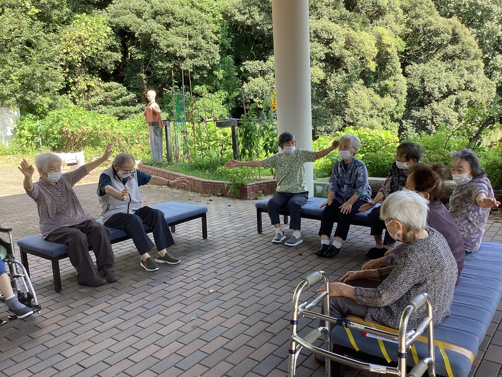 外で体操