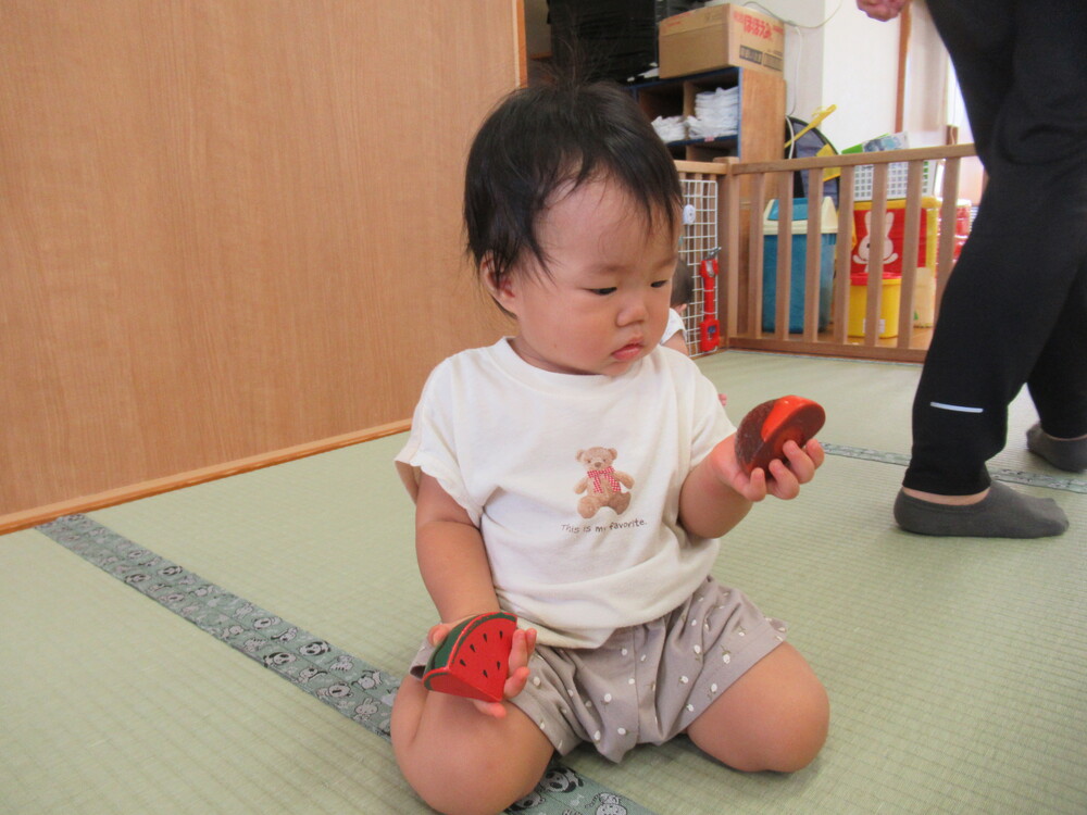 おままごとをして遊ぶ子ども