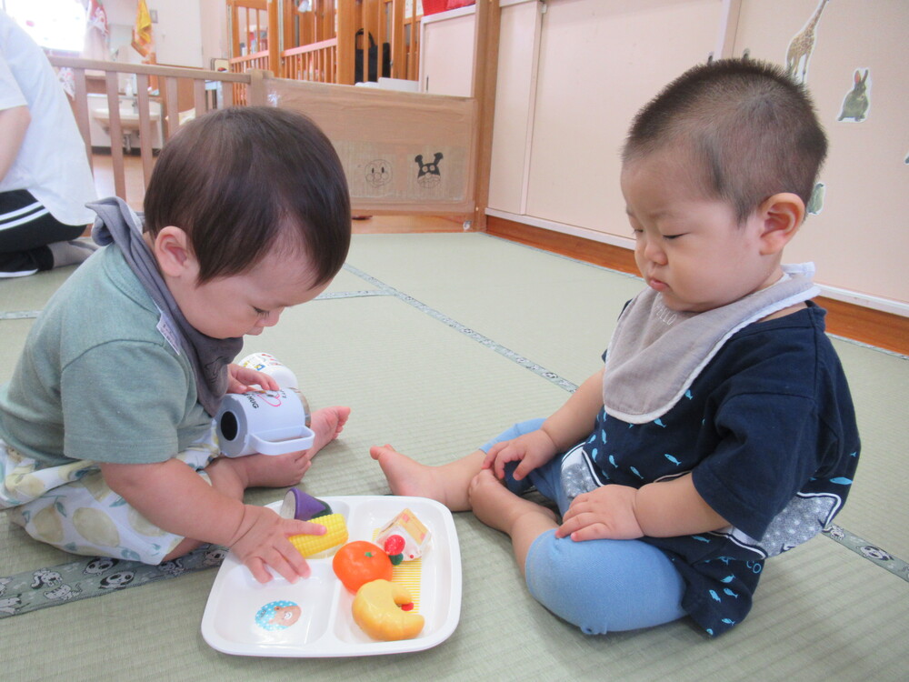 おままごとをして遊ぶ子ども (3)