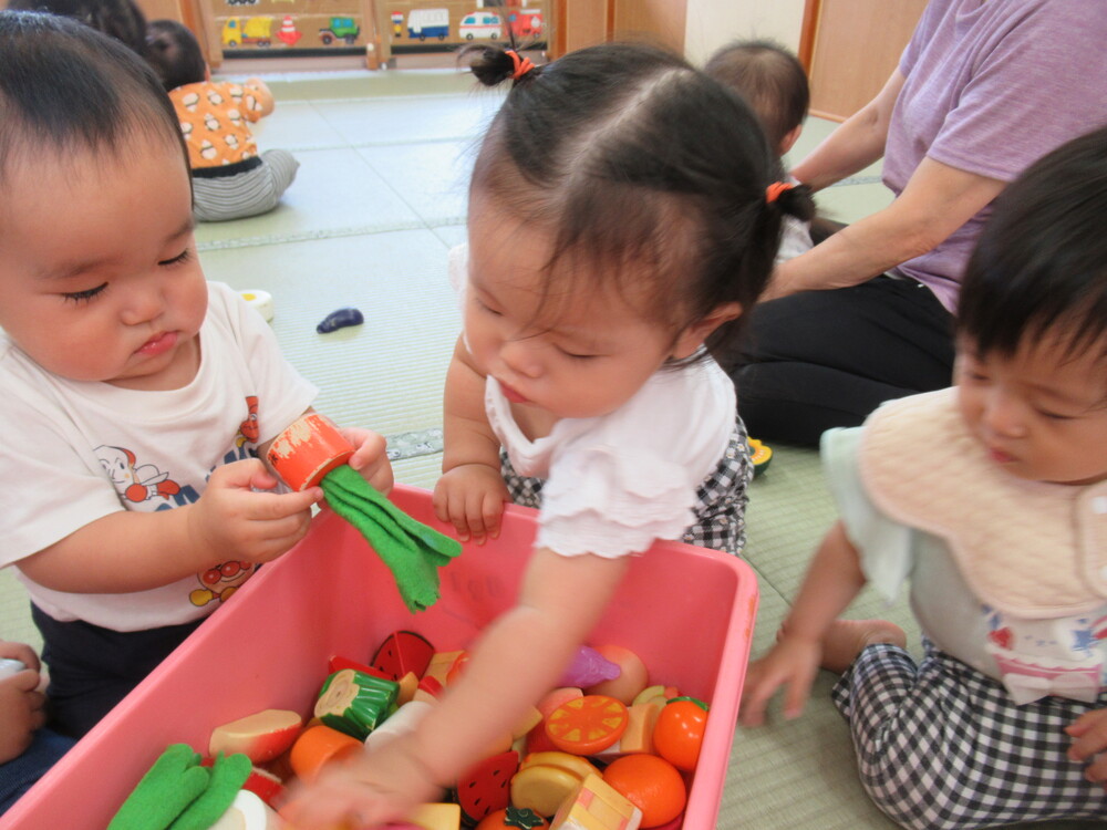 おままごとをして遊ぶ子ども (6)