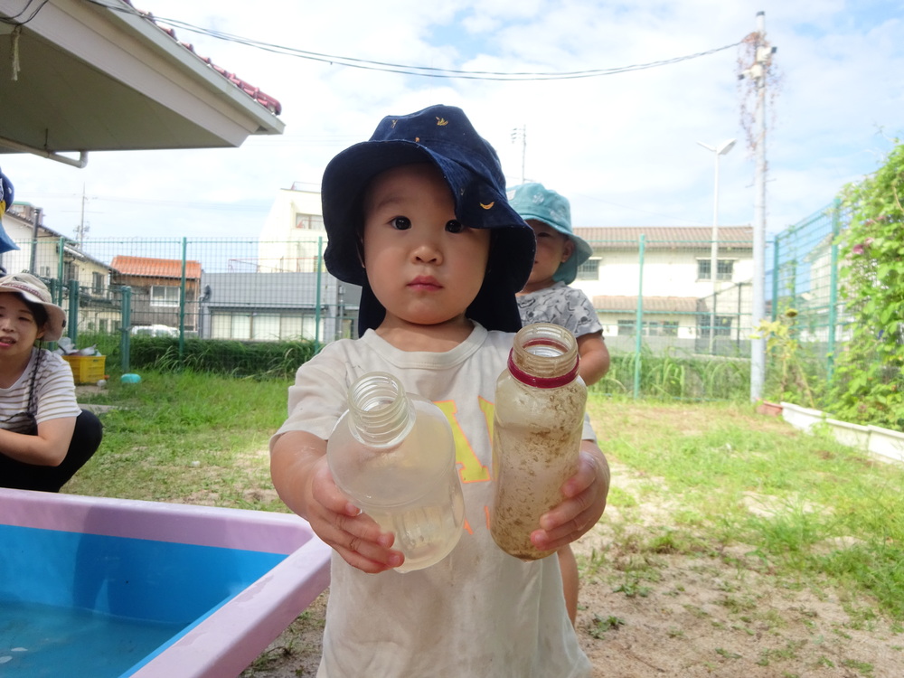水遊びをしている子ども (1)