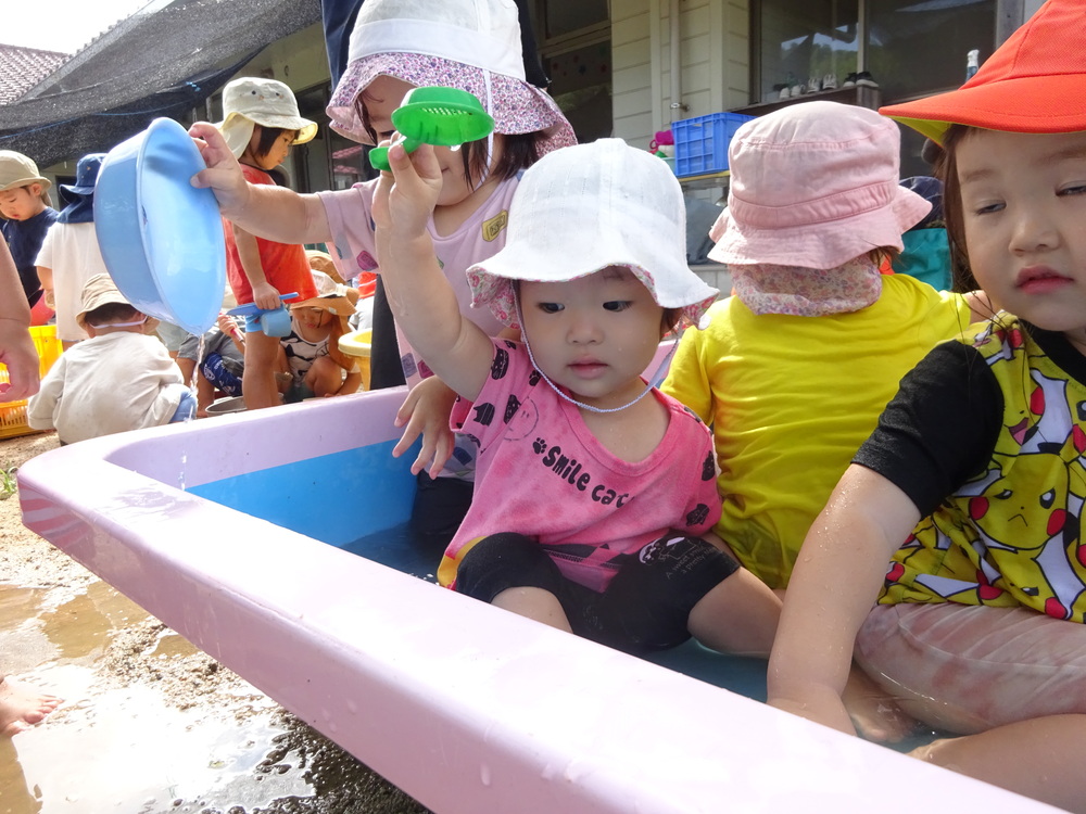 水遊びをしている子ども (2)