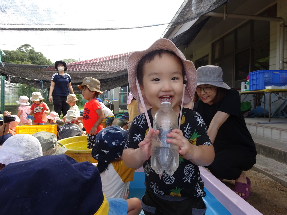 水遊びをしている子ども (3)