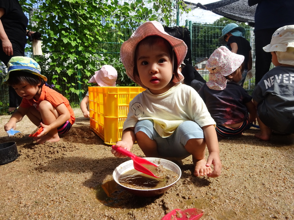 水遊びをしている子ども (4)