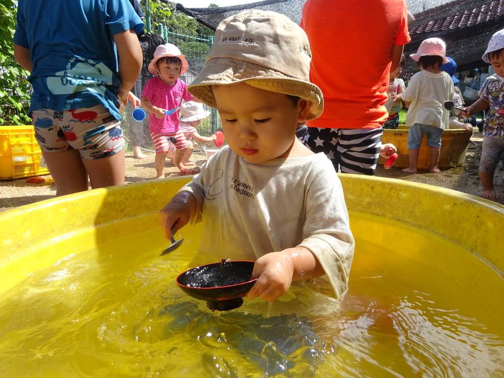 水遊びをしている子ども (6)