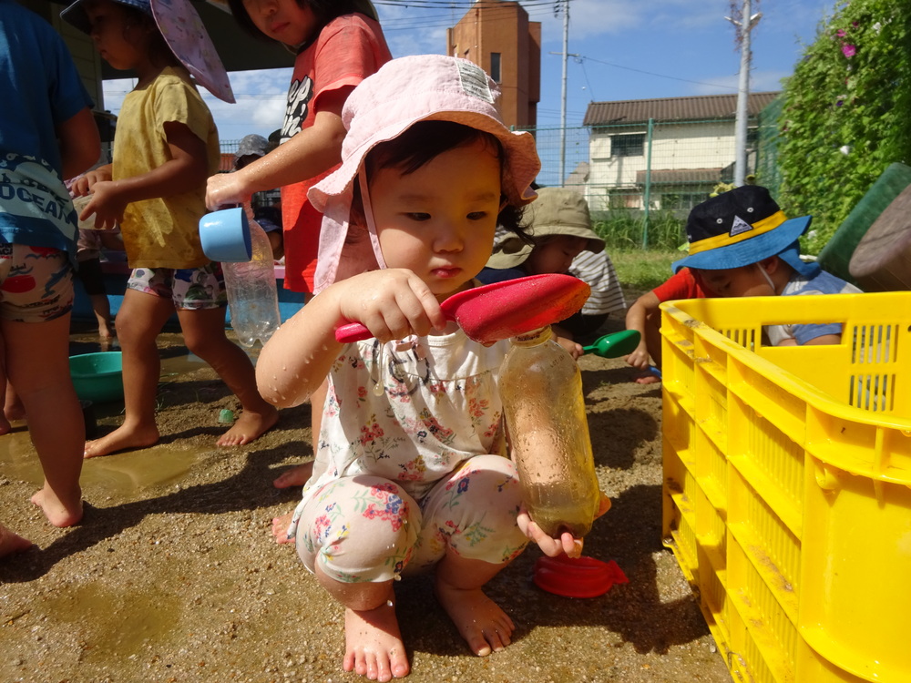 水遊びをしている子ども (7)