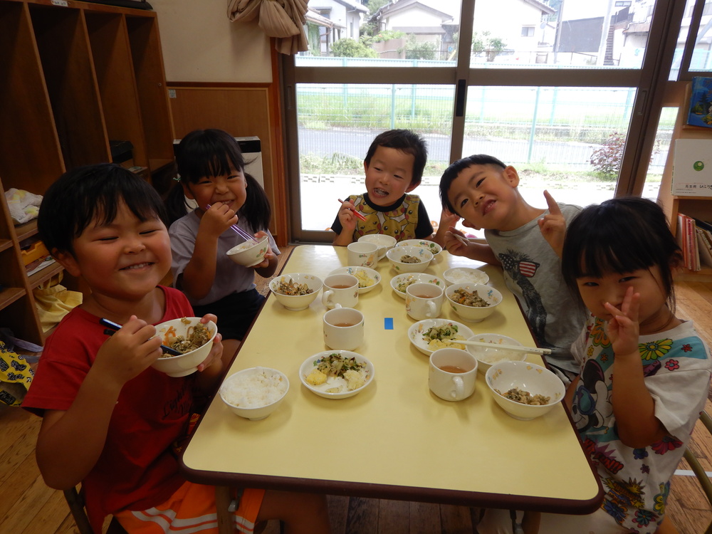 給食を食べる様子