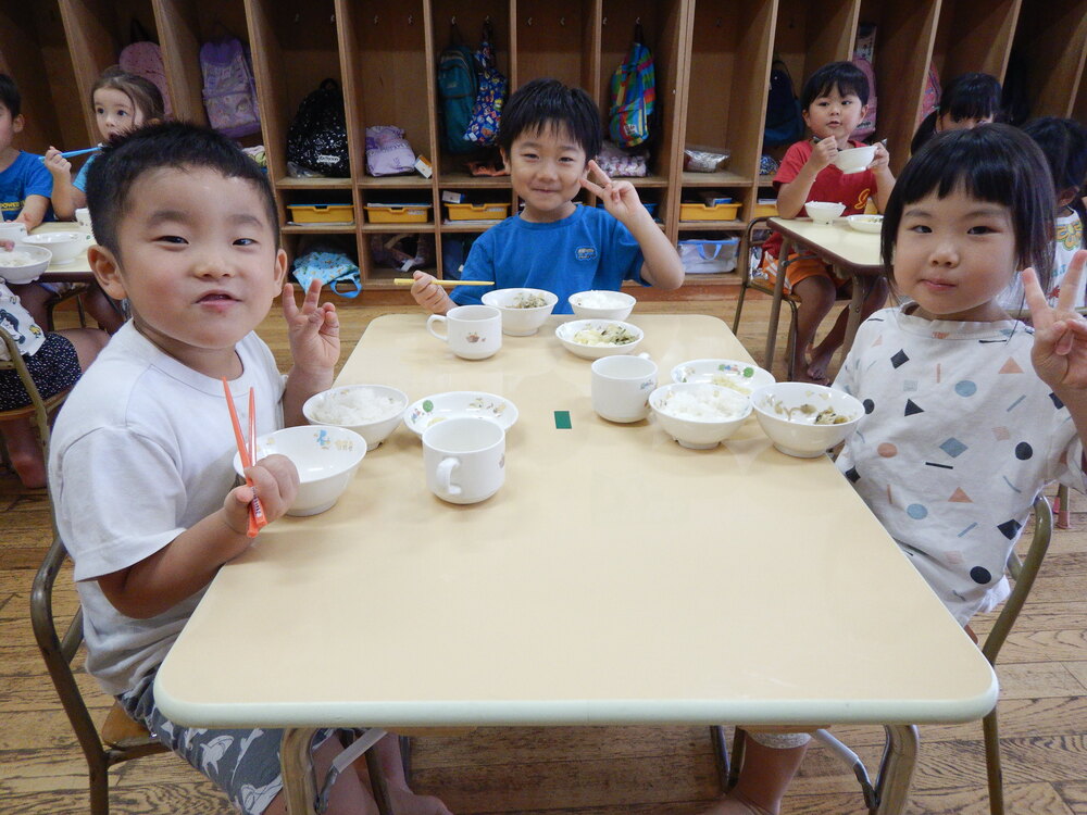 給食を食べる様子