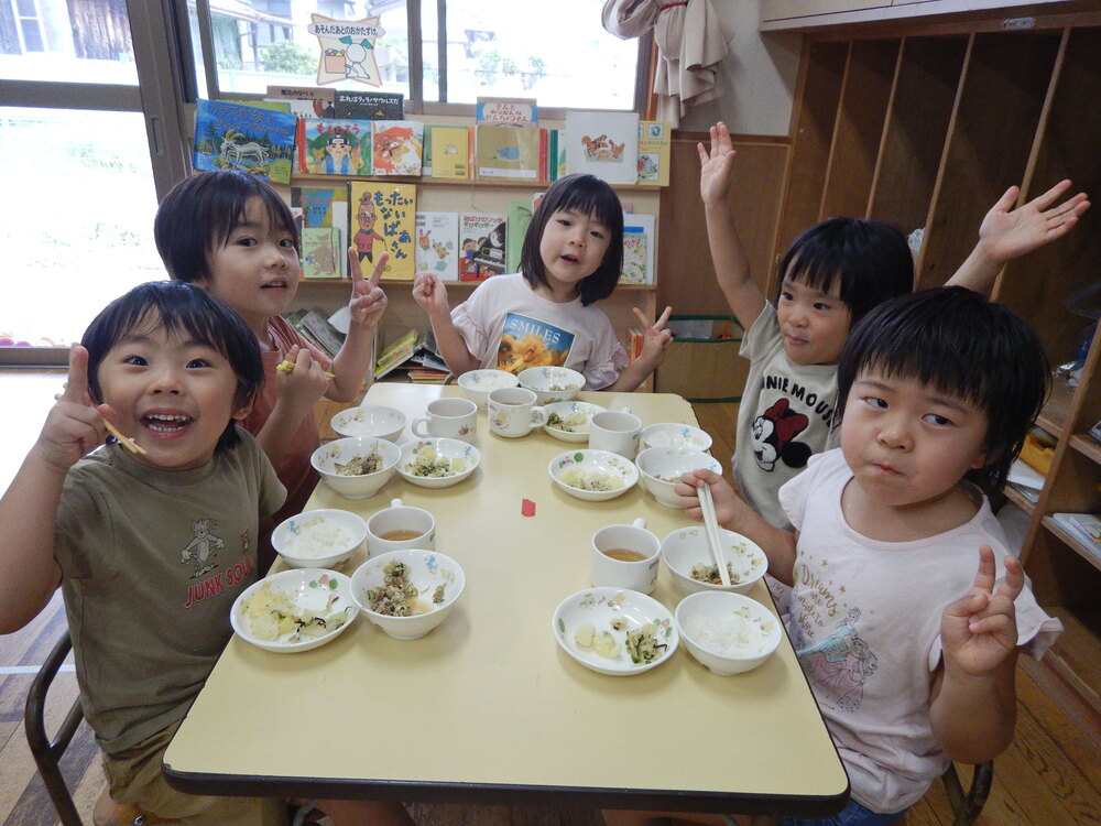 給食を食べる様子