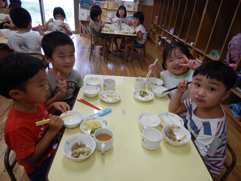 給食を食べる様子