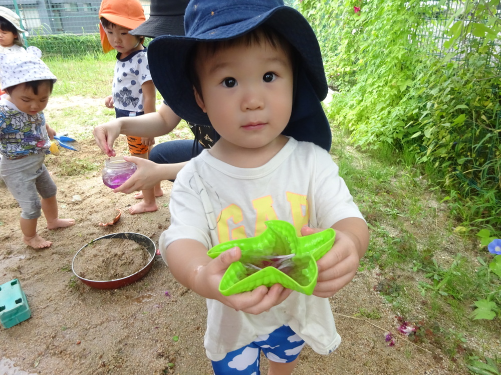 色水を見せている子ども