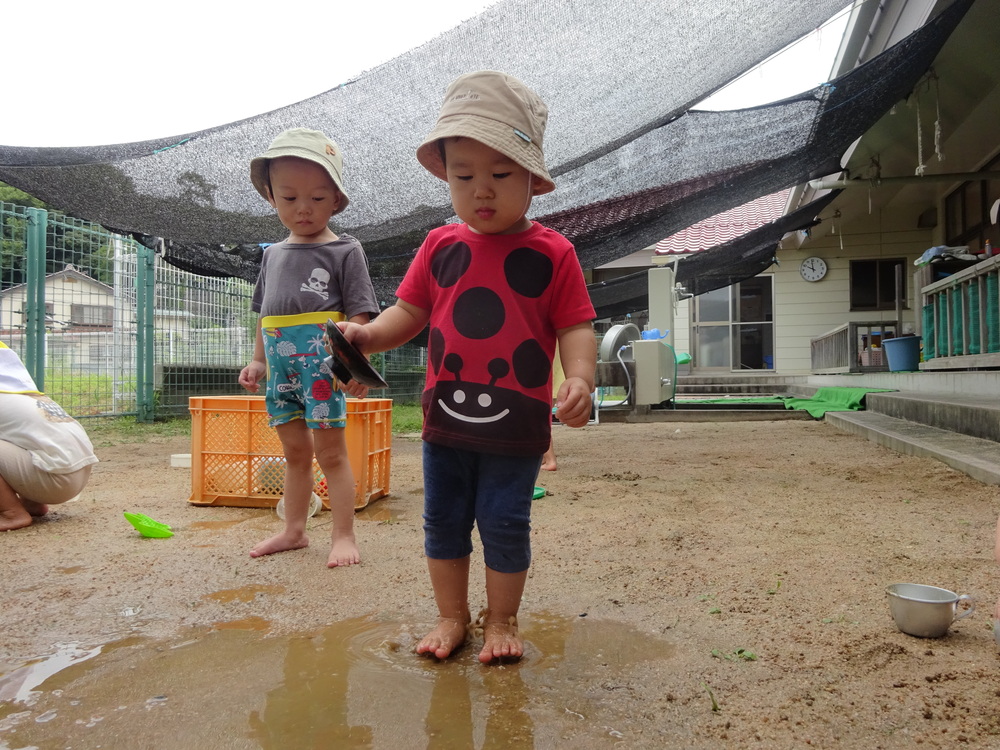 泥んこ遊びをしている子ども (1)