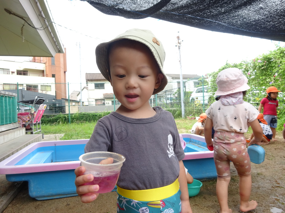 泥んこ遊びをしている子ども (4)
