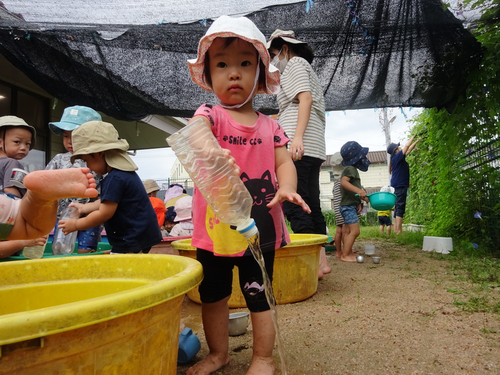 泥んこ遊びをしている子ども (5)