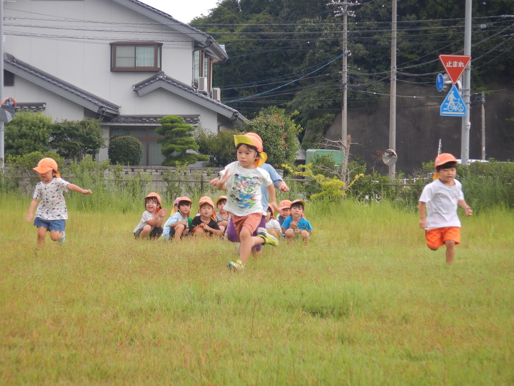 広場を走る子どもたち