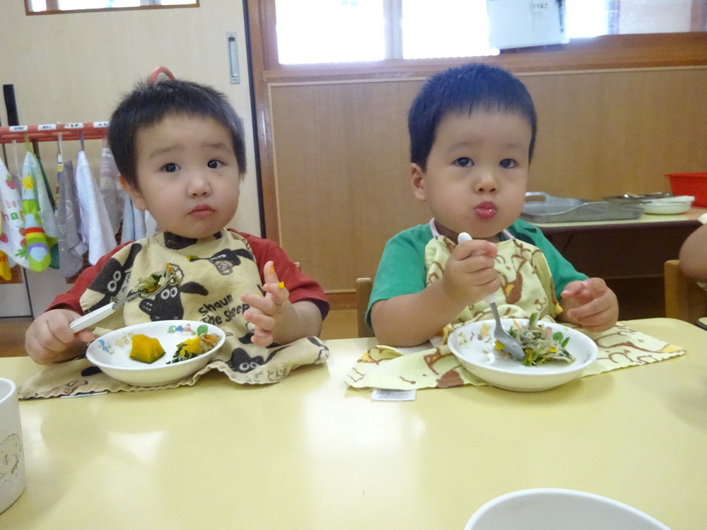 給食を食べる子ども１