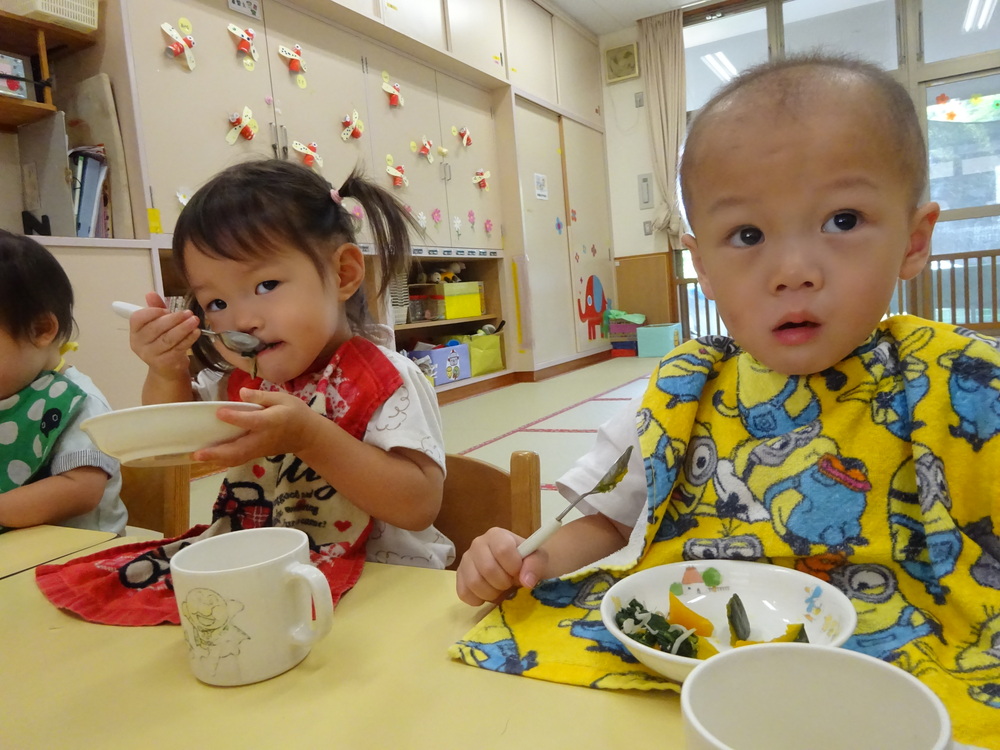 給食を食べる子ども２