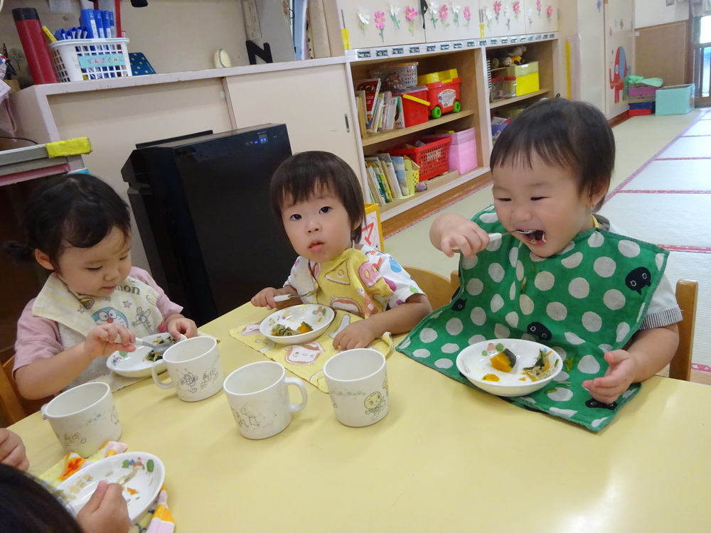 給食を食べる子ども４