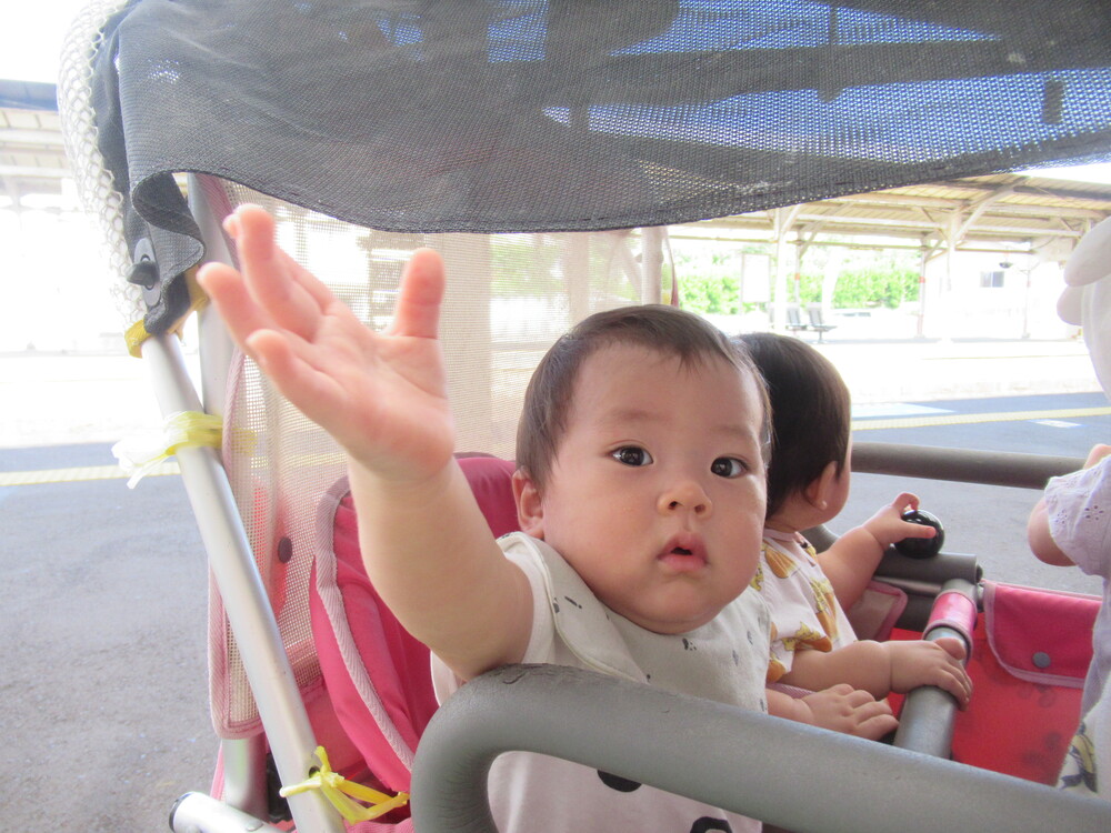 列車に手を振る子ども３