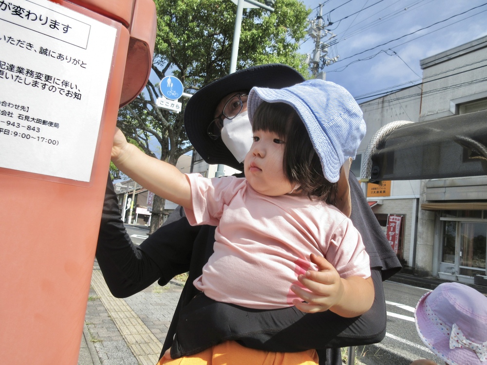 ポストに投函する様子