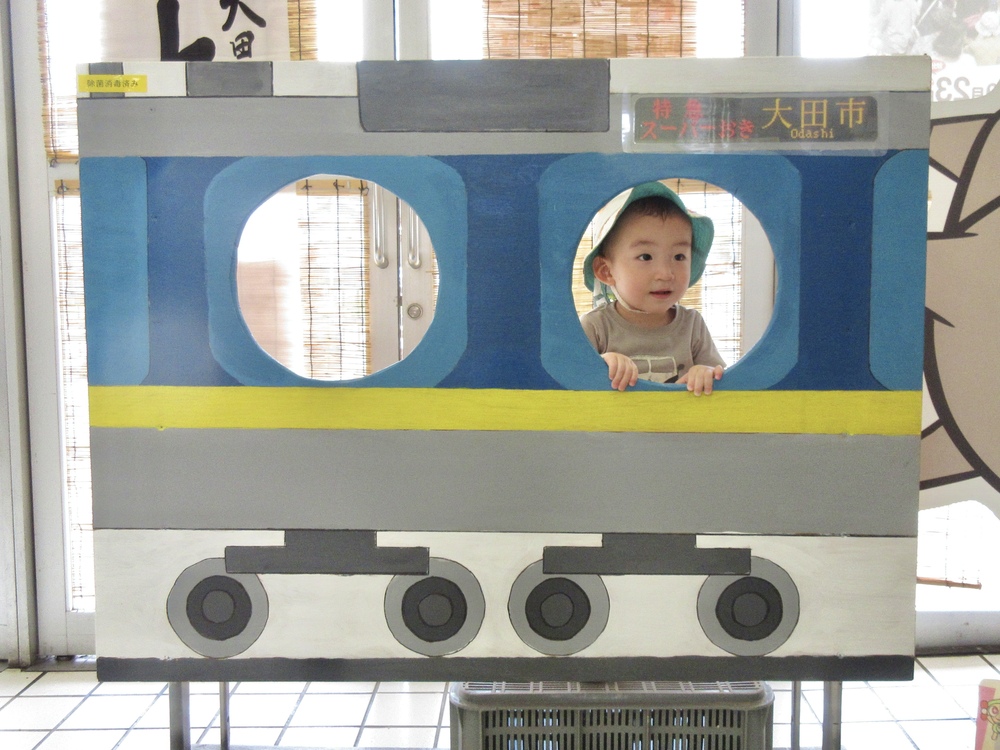 顔はめパネルから顔を覗かせる男の子