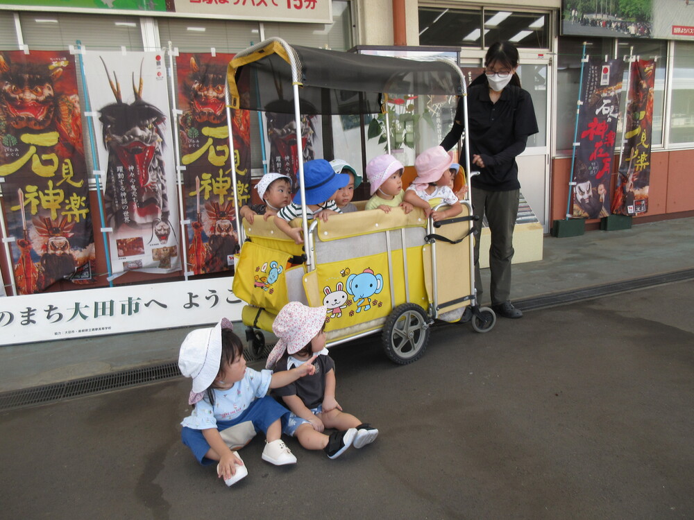 汽車を見ている様子