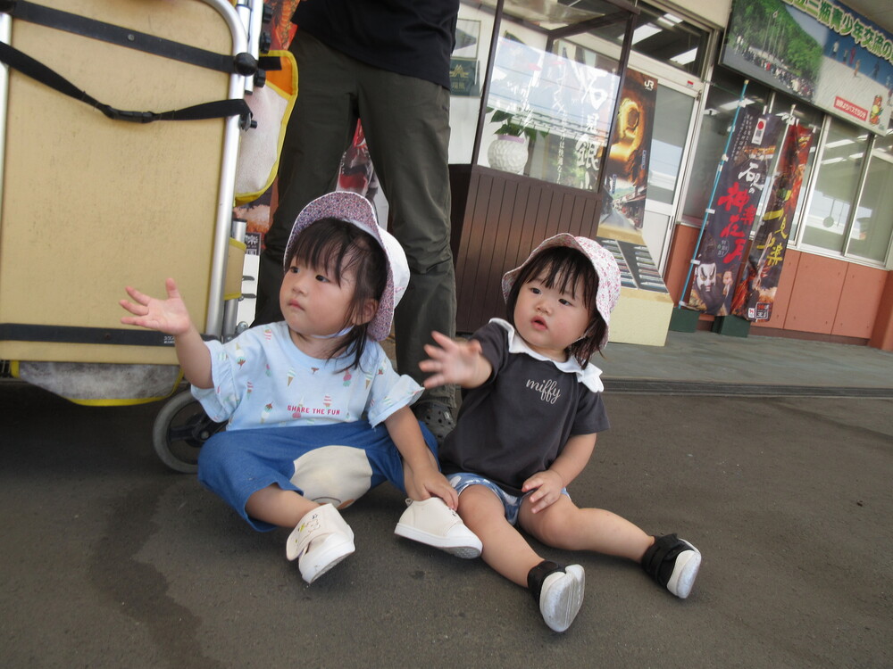 列車に手を振る子ども