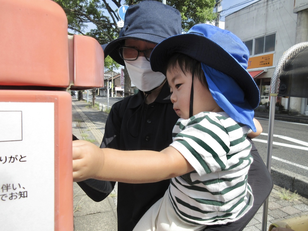 ポストに投函する様子