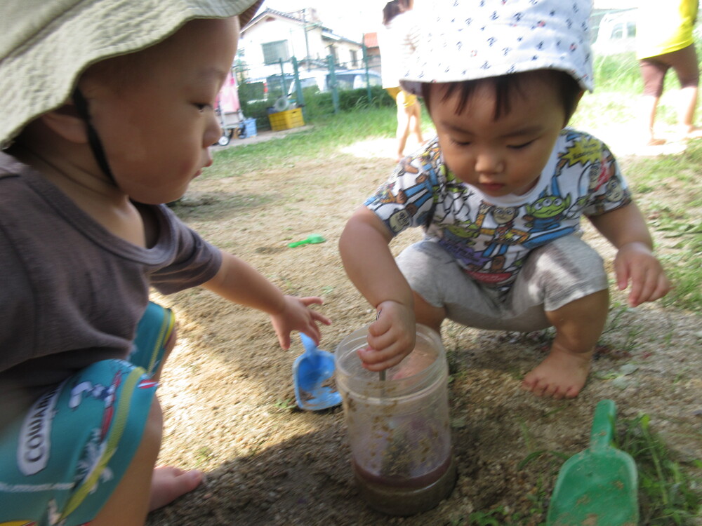 泥んこ遊びをしている