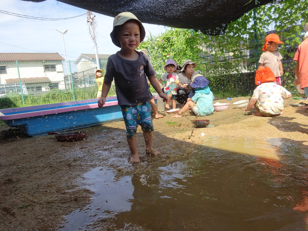 水遊びをしている子ども (2)