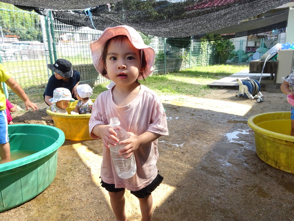 水遊びをしている子ども (3)