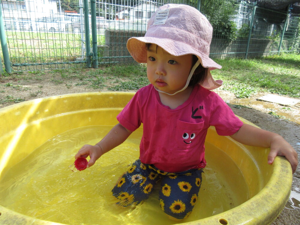 泥んこ遊びをしている