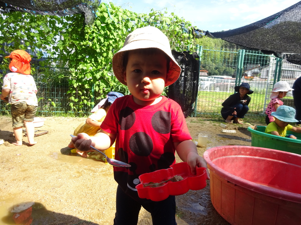 水遊びをしている子ども (4)