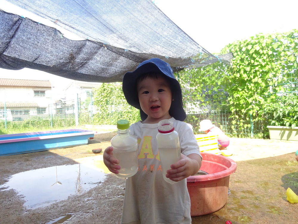 水遊びをしている子ども (5)