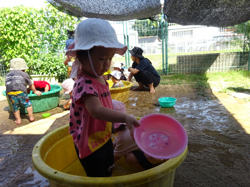 水遊びをしている子ども (6)
