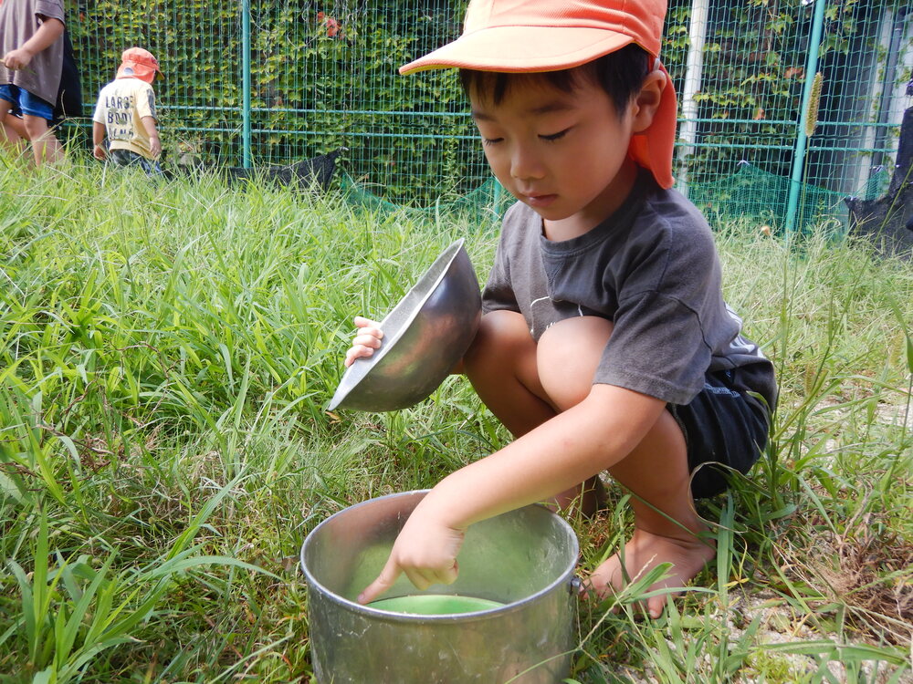 虫を入れる容器を持っている