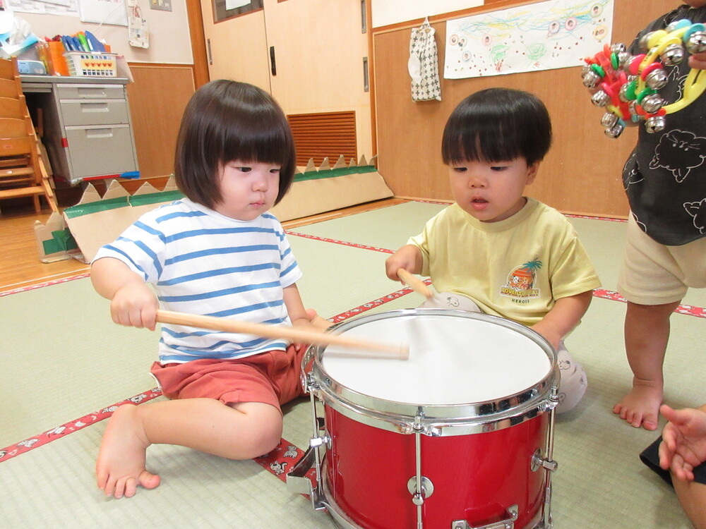 音楽遊びをしている
