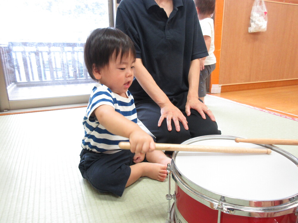 音楽遊びをしている