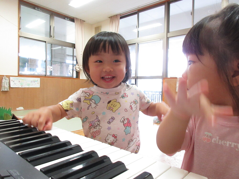 音楽遊びをしている