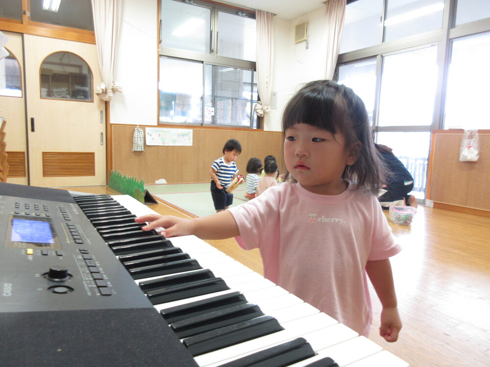 音楽遊びをしている