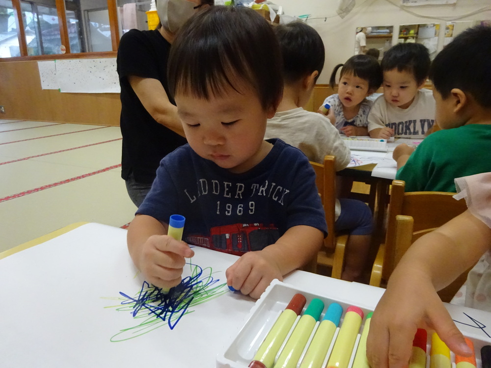 お絵描きを楽しむ子ども (1)