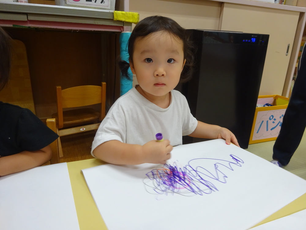 お絵描きを楽しむ子ども (2)