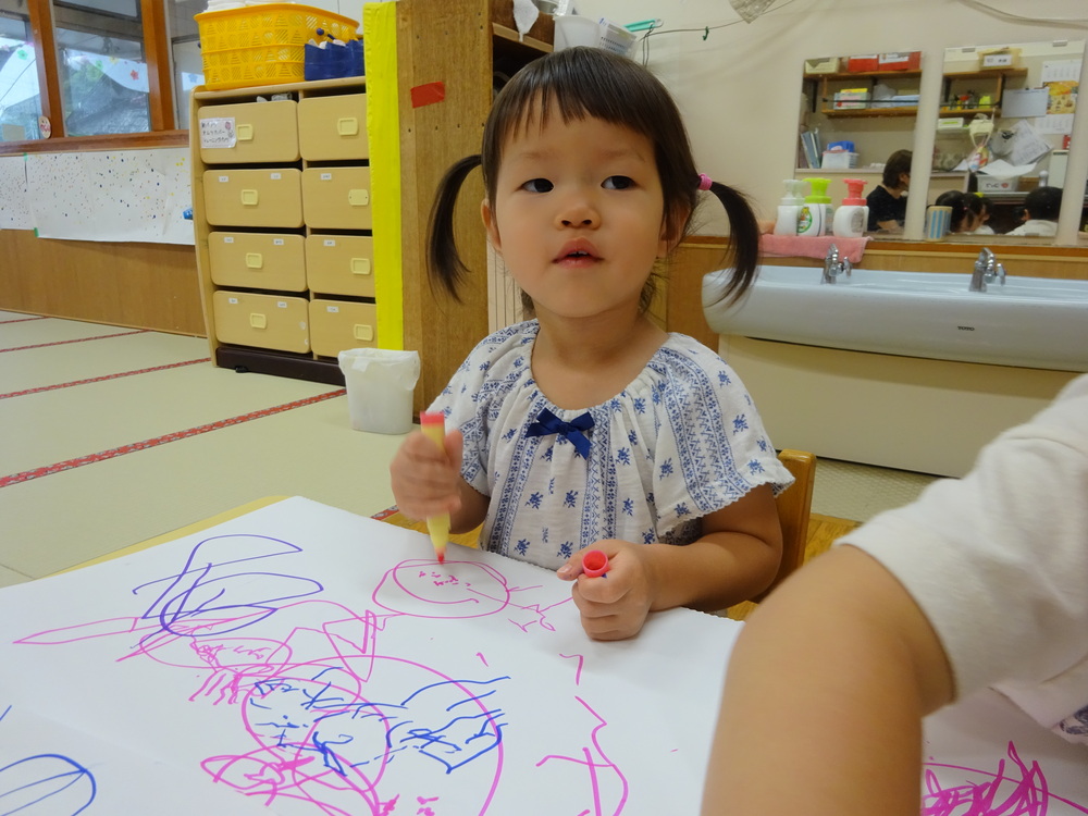 お絵描きを楽しむ子ども (4)