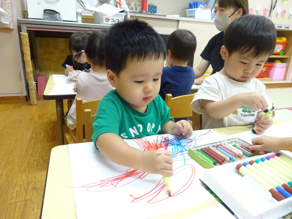 お絵描きを楽しむ子ども (5)