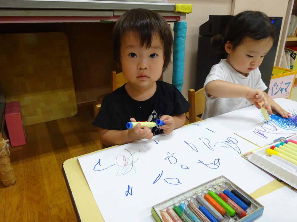 お絵描きを楽しむ子ども (6)