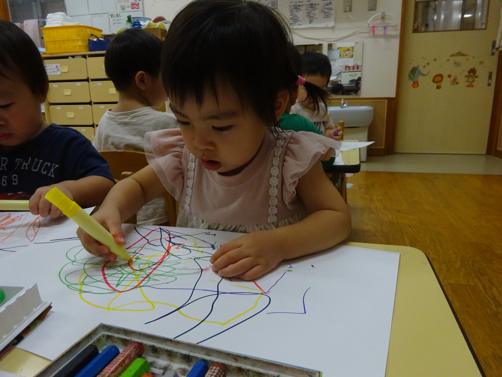 お絵描きを楽しむ子ども (7)