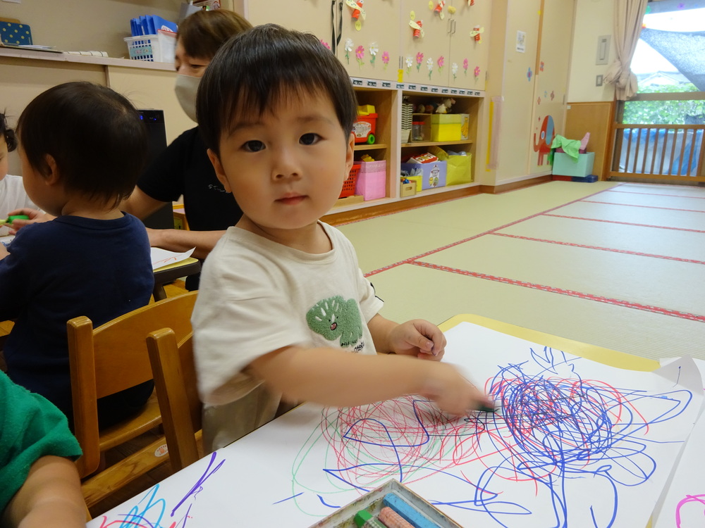 お絵描きを楽しむ子ども (8)