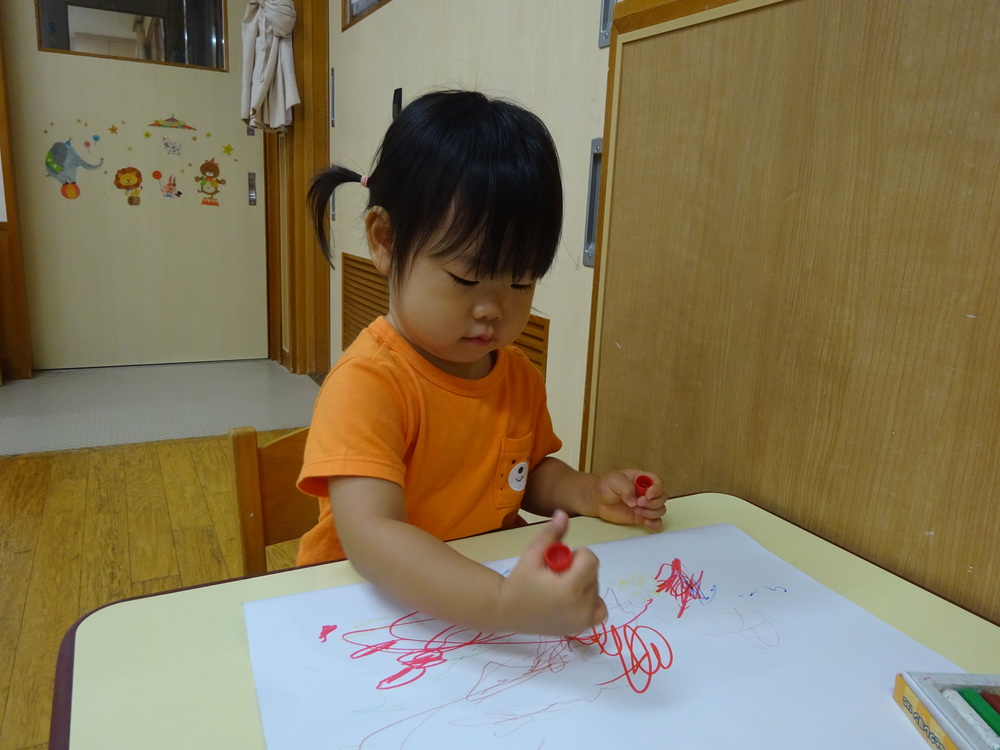 お絵描きを楽しむ子ども (9)