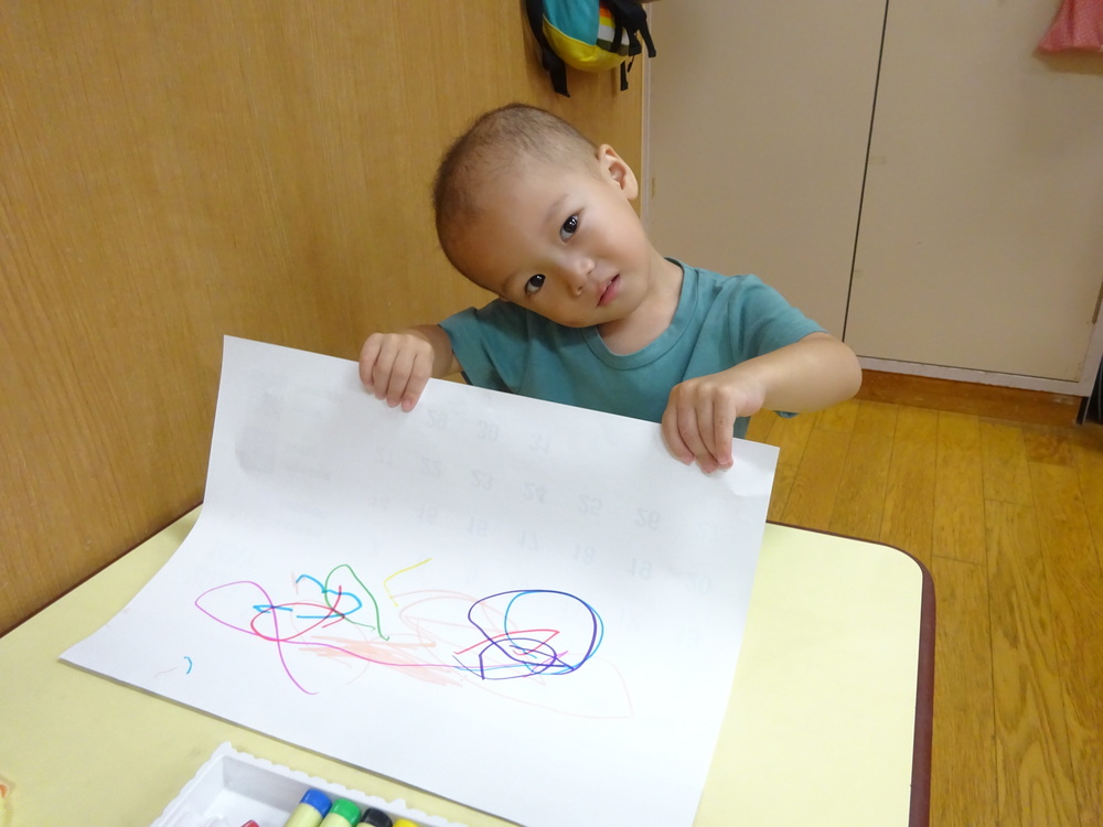 お絵描きを楽しむ子ども (10)